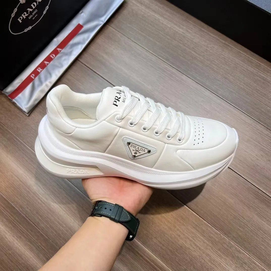 P440 Prad* men's new soft leather casual sneakers. This sneaker is made of Napa cowhide. The leather is soft and fine, with a natural texture, which improves breathability. The outer side is coated with an enamel metal triangle logo to embellish the shoe body. The tongue and heel are decorated with brand letter logo details. Ultra-lightweight 6cm concave and convex rubber thick sole with PRADA letter logo on the side and cowhide lining. It feels comfortable on the foot and is exquisite and versatile!